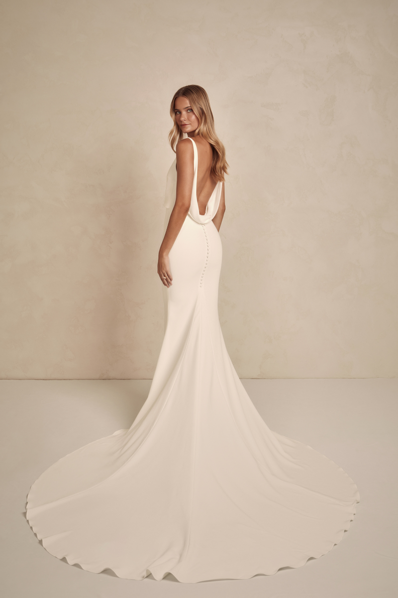 dress a dress 18K ゴールド LOVE ピアス Pastel Elysium Lace V-Neck Gown | Andrea & Leo Couture